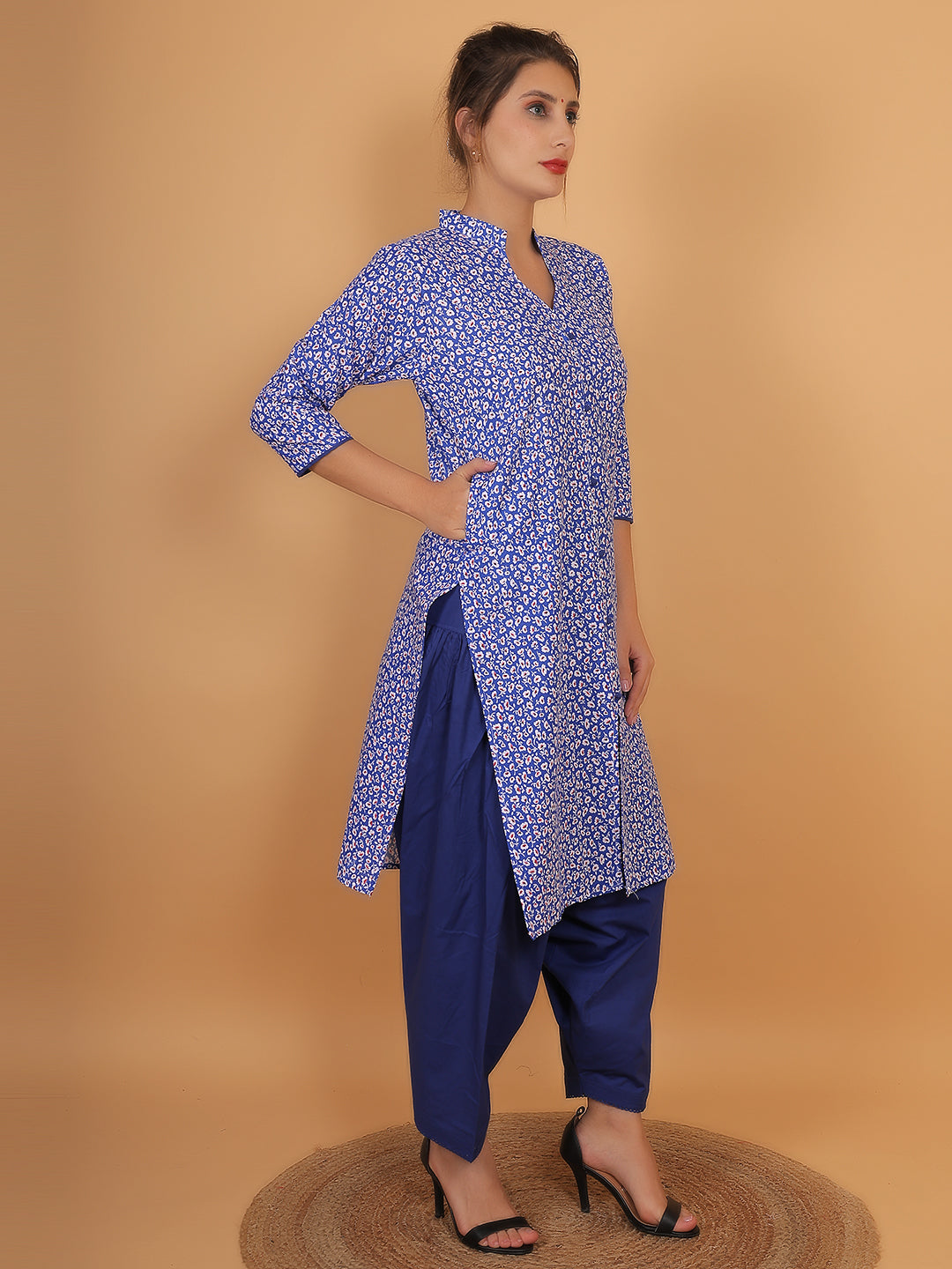 Women Blue Floral Printed Cotton Kurta with One Side Pocket