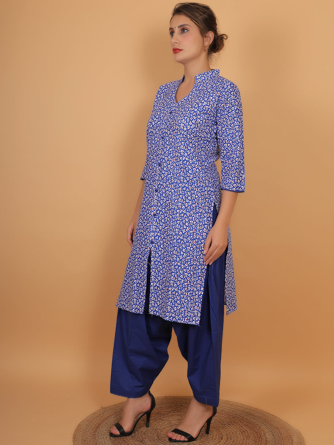 Women Blue Floral Printed Cotton Kurta with One Side Pocket