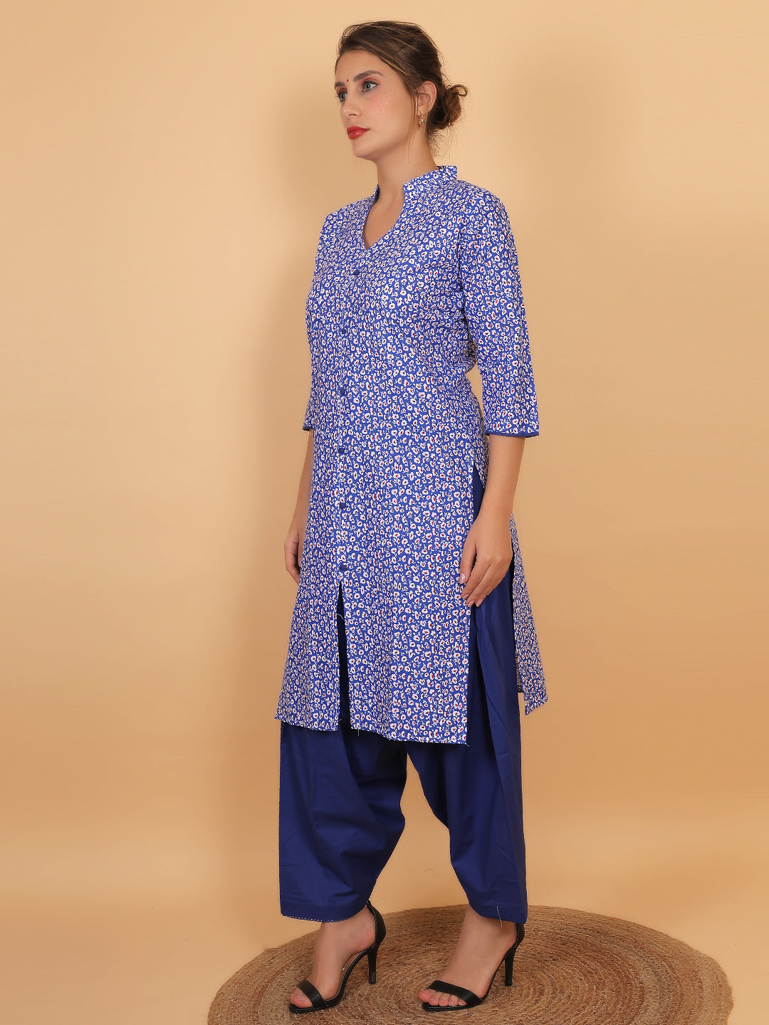 Women Blue Floral Printed Cotton Kurta with Solid Salwar