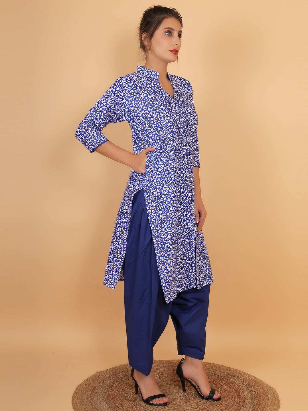 Women Blue Floral Printed Cotton Kurta with Solid Salwar